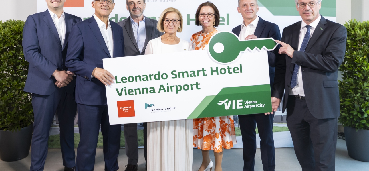 Vlnr.: Thomas Neubauer (General Manager Leonardo Smart Vienna Airport), Günther Ofner (Vorstand der Flughafen Wien AG), Herbert Pinzolits (Eigentümer und CEO Mamma Group), Johanna Mikl-Leitner (Landeshauptfrau von Niederösterreich), Katharina Fraissl (Cluster General Manager Austria Leonardo Hotels Central Europe), Stephan Löwel (Chief Operations Officer DACH Leonardo Hotels Central Europe), Wolfgang Scheibenpflug (Geschäftsbereichsleiter Immobilien- und Standortmanagement Flughafen Wien AG) ©Flughafen Wien